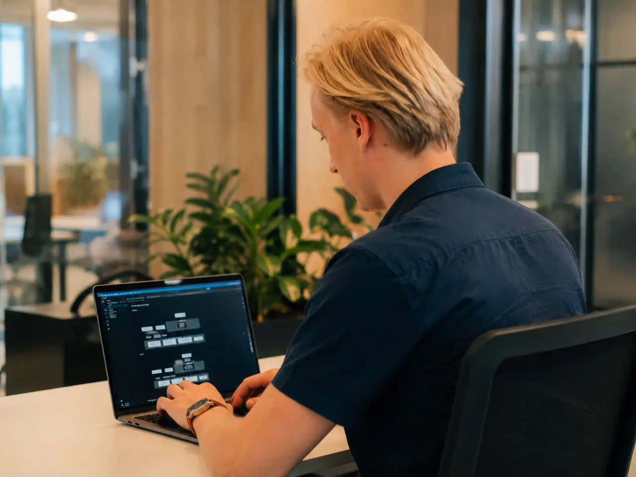 Ontwikkelaar van Atlior bouwt aan een geautomatiseerde workflow op de laptop